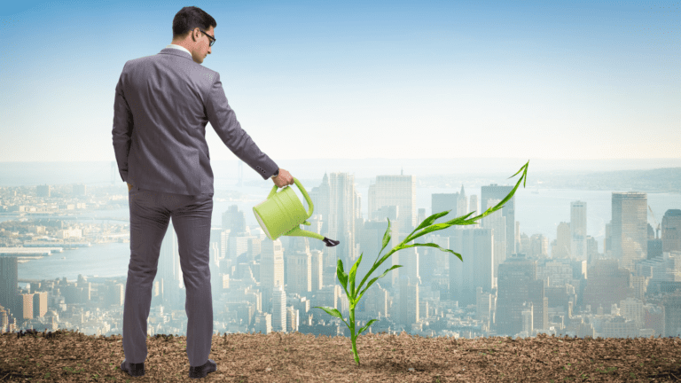 Homem regando planta que cresce diante de uma cidade, simbolizando investimento em infraestrutura sustentável e crescimento verde.