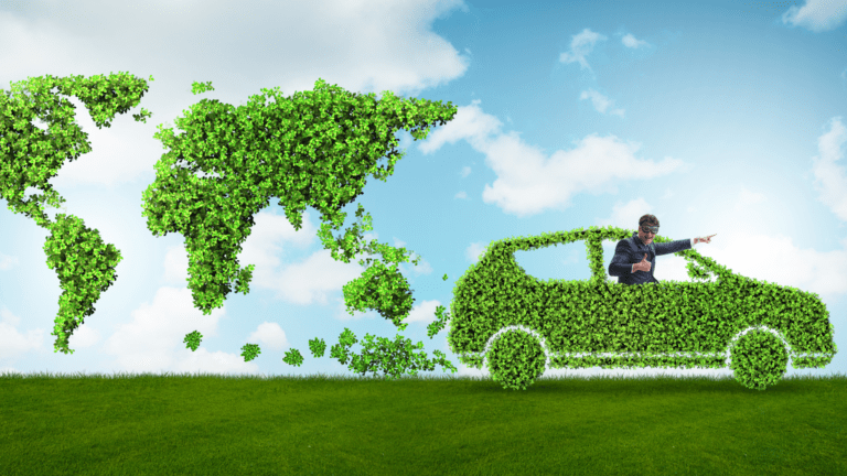 HOMEM dentro de carro formado por plantas ao lado de mapa-múndi verde, representando investimentos em mobilidade sustentável e inovação tecnológica.
