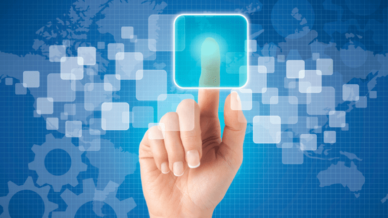 Mão tocando botão digital em tela com mapa mundial ao fundo, representando assinatura de Protocolo de Intenções entre MCTI e P&D Brasil.