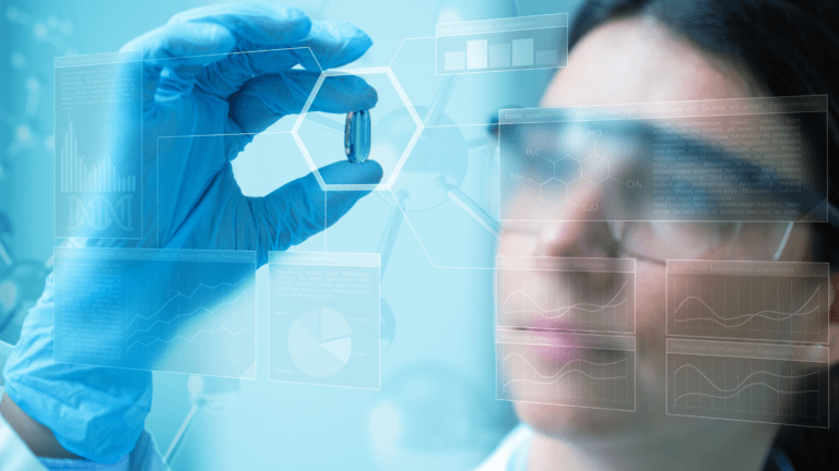 Cientista segurando cápsula em ambiente laboratorial com elementos digitais, representando parcerias que incentivam inovação na indústria farmacêutica.