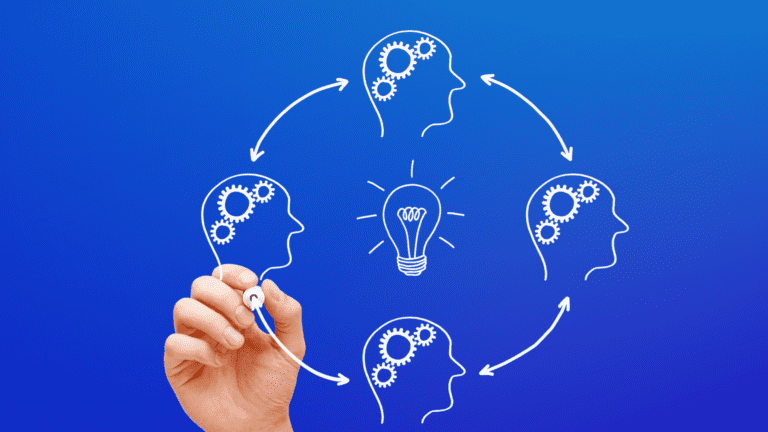 Mão desenhando setas entre silhuetas de cabeças com engrenagens e lâmpada ao centro, simbolizando inovação aberta e troca de ideias criativas.