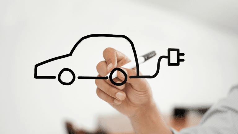 Mão desenhando carro elétrico com cabo de energia, simbolizando editais da Fapesc para inovação em mobilidade elétrica
