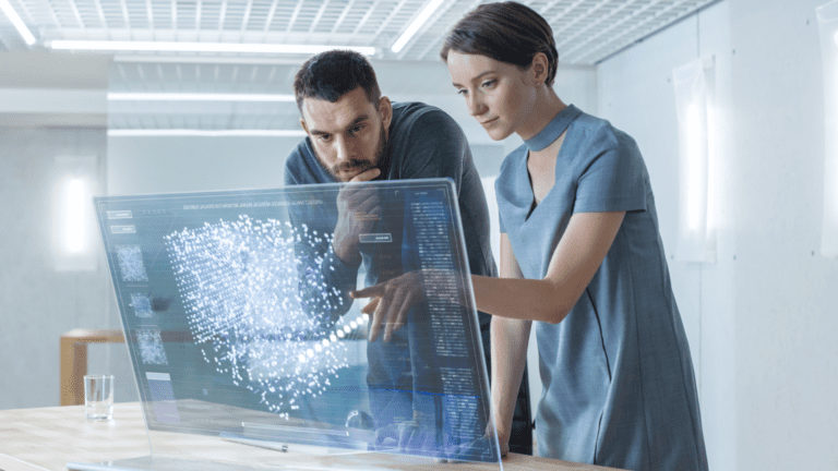 Profissionais analisando dados em tela holográfica, representando estudo que aponta o Brasil como país mais avançado da América Latina em inteligência artificial.