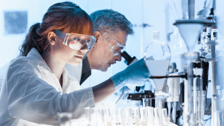 Pesquisadores em laboratório analisando amostras científicas, simbolizando o apoio da FAPESP a pesquisas estratégicas sobre internet e inovação tecnológica