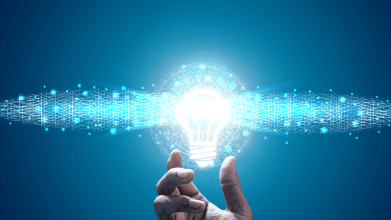 Mão apontando para lâmpada brilhante conectada a rede digital, simbolizando acordo de cooperação técnica entre Finep, MCTI e INPI.