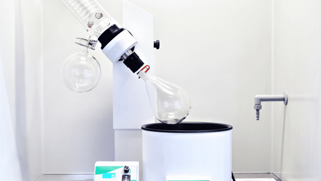Equipamento de laboratório químico com vidrarias em processo de destilação, simbolizando liderança do setor químico em inovação no Brasil segundo o IBGE.