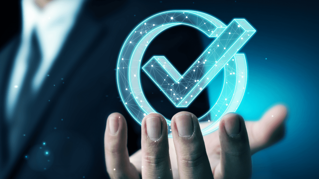 Mão executiva com check digital indicando avanço — estudo aponta crescimento de 8,5% na adoção de tecnologia por empresas brasileiras.