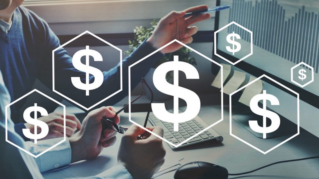 Ícones de cifrão sobre reunião de negócios e gráficos; BNDES barateia crédito para inovação e digitalização.