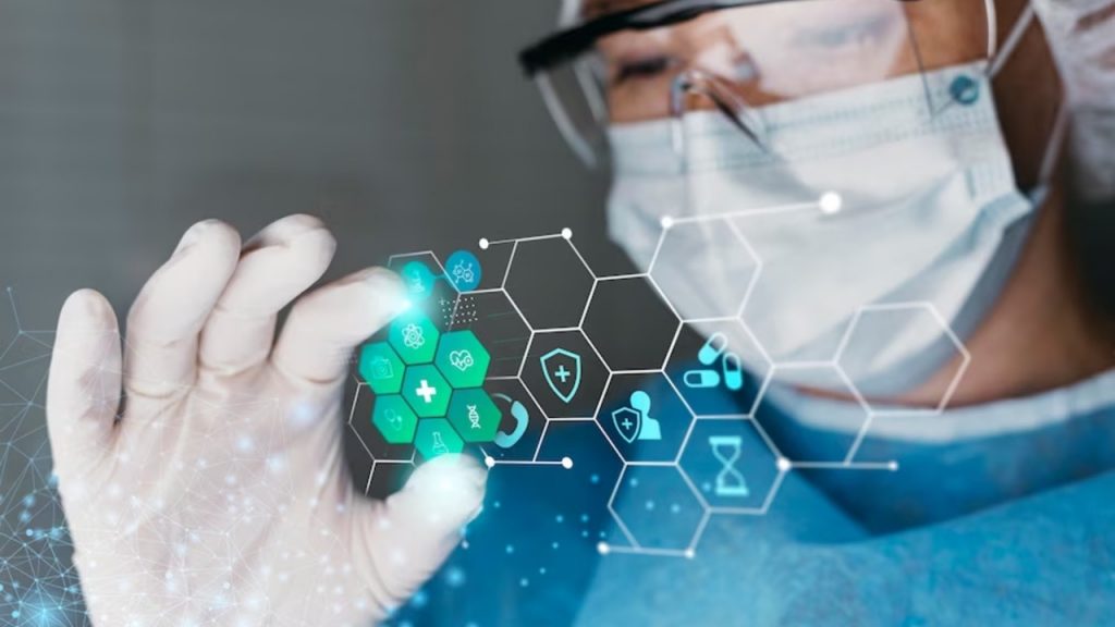 Pesquisador com máscara e luvas interage com interface digital de hexágonos e ícones de saúde/biotecnologia; bioeconomia e inovação tecnológica no Brasil com apoio do BNDES