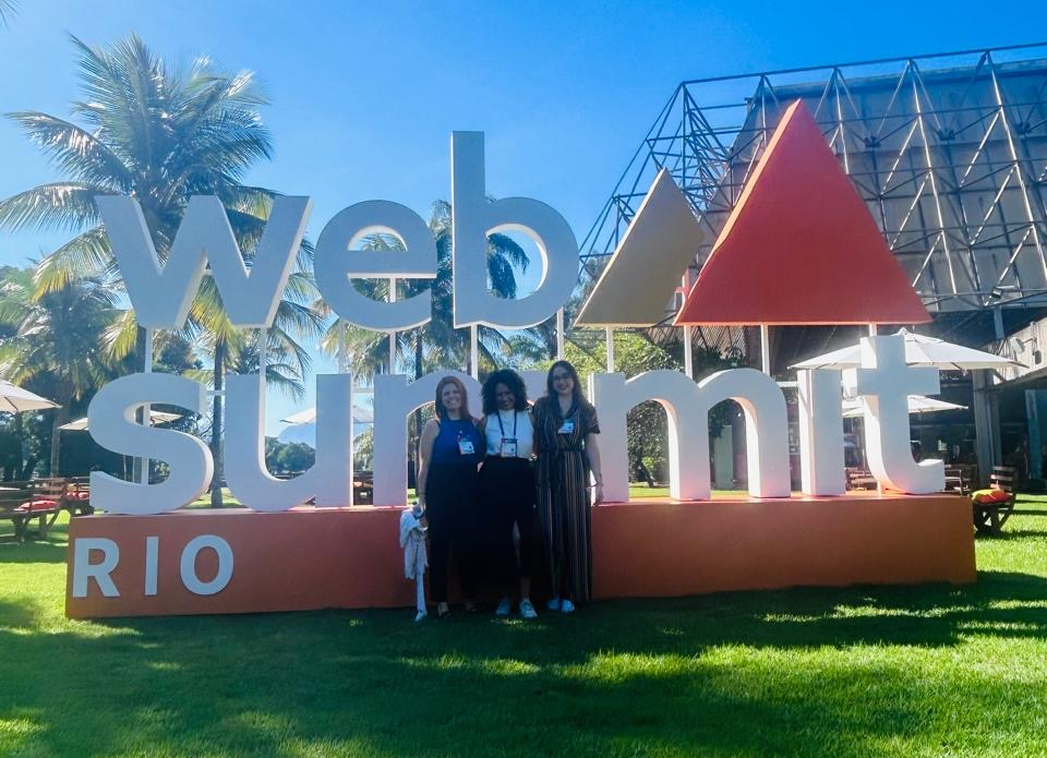 Time da G.A.C. Brasil em frente ao letreiro do Web Summit Rio 2024 — presença em evento de tecnologia, inovação e networking.