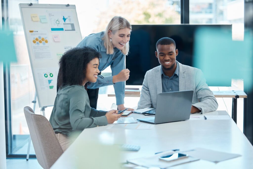 Equipe em reunião com laptop e quadro de métricas, simbolizando o lançamento do programa Tecnova III e investimento de mais de R$ 30 milhões em inovação.