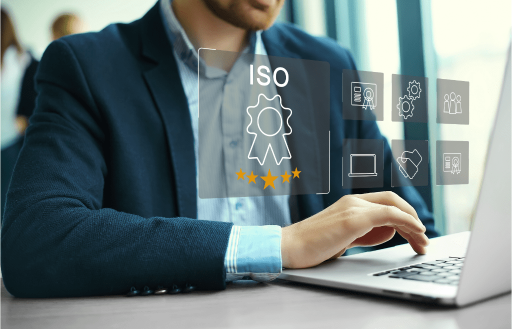 Profissional usa notebook com ícones de certificação — parceria G.A.C. Brasil e PALAS para implementação da ISO 56001 na gestão da inovação.