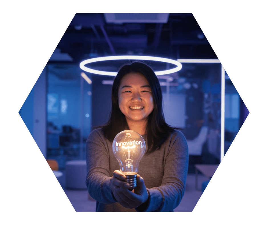 Profissional segura lâmpada escrita “innovation” em ambiente corporativo, simbolizando expertise em inovação.