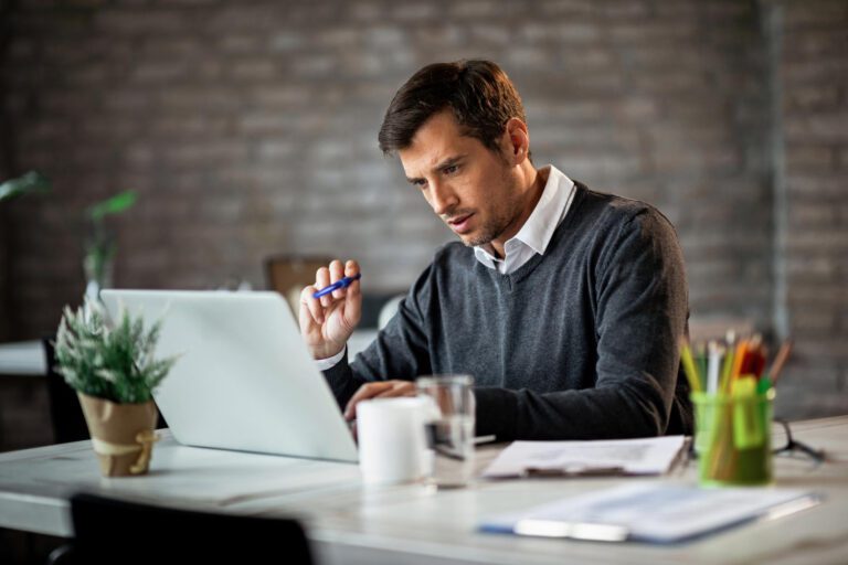 Empresário concentrado passando pelo projeto com muito cuidado