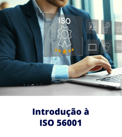 Profissional usando notebook com selo de certificação ISO sobreposto — Introdução à ISO 56001 e gestão da inovação conforme a norma.
