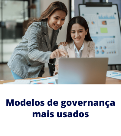 Gestoras analisam modelos de governança em laptop com relatórios e gráficos ao fundo