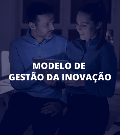 Duas pessoas analisando um tablet no escritório à noite; sobreposto, o texto “Modelo de Gestão da Inovação”