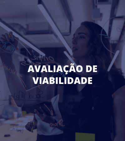 Profissional escreve anotações em uma lousa de vidro no escritório; sobreposto, o texto “Avaliação de Viabilidade”