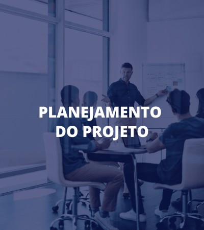 Reunião de equipe em sala de conferência, com apresentador à frente; sobreposto, o texto “Planejamento do Projeto”