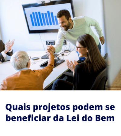 Em uma sala de reunião, um gestor cumprimenta com um soquinho uma colega enquanto um gráfico de barras crescente é exibido na tela, simbolizando bons resultados