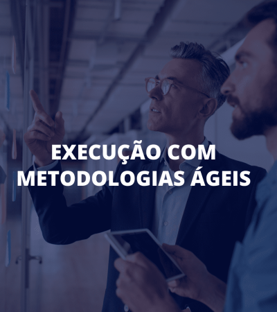 Dois profissionais em discussão; um aponta para a tela enquanto o outro segura um tablet, com o texto “Execução com metodologias ágeis” sobreposto
