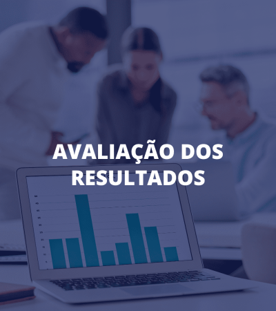 Notebook exibindo gráfico de barras em uma reunião, com pessoas desfocadas ao fundo e o texto “Avaliação dos resultados”