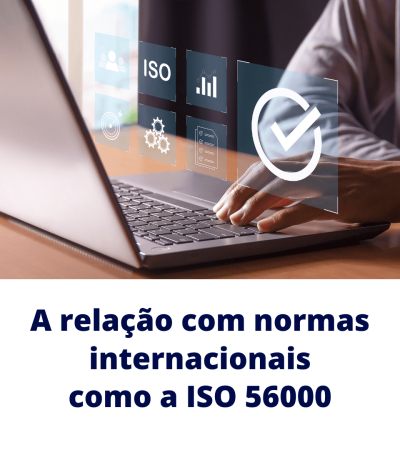 Profissional utiliza laptop com ícones de conformidade e selo de aprovação, referência à ISO 56000
