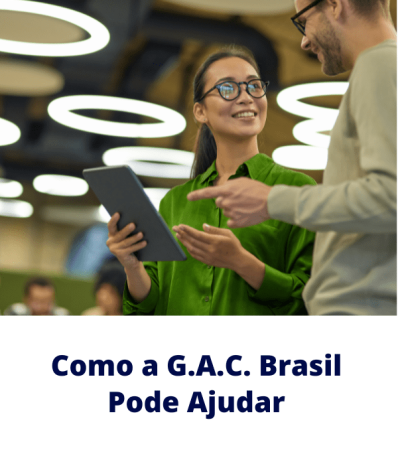 Profissionais conversam em escritório analisando um tablet — como a G.A.C. Brasil apoia a gestão da inovação e projetos de P&D.