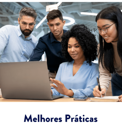 Equipe diversa colabora em frente ao notebook para definir melhores práticas